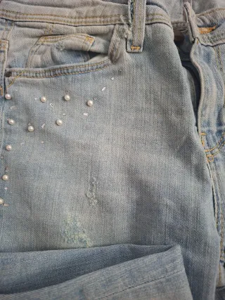 Pantalones vaqueros Zara desgastados con perlas
