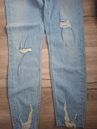 Pantalones vaqueros Zara desgastados con perlas