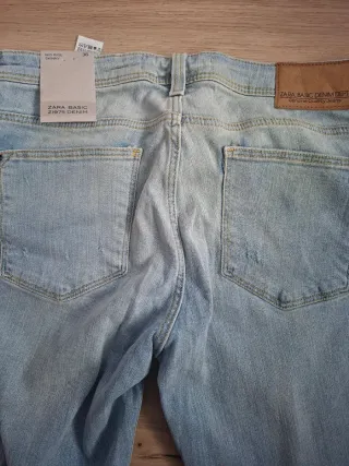 Pantalones vaqueros Zara desgastados con perlas