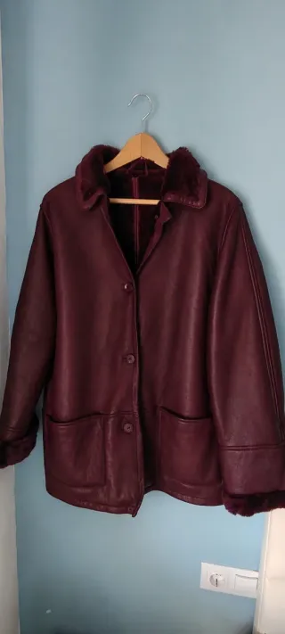 Abrigo de ante color burdeos.