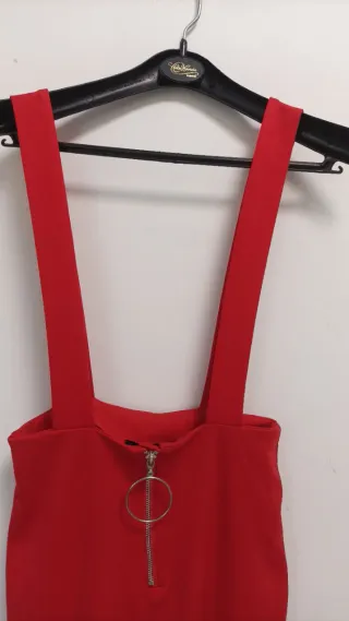 Pantalón rojo acampanado con tirantes