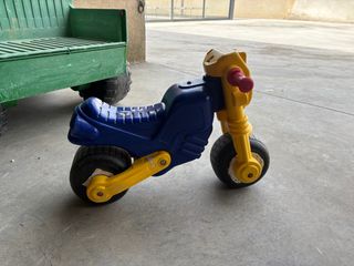 Moto infantil azul y amarilla