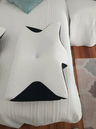 Almohadas cervicales blancas y azul marino