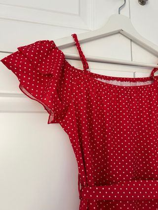 Vestido rojo con lunares blancos