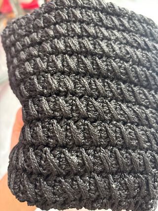 Bolso negro tejido con correa