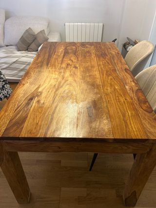 Mesa de comedor de madera