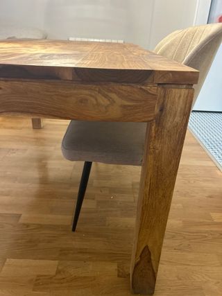 Mesa de comedor de madera