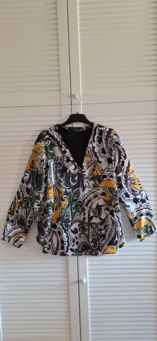 Blusa con estampado multicolor.