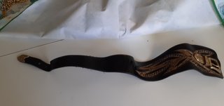 Cinturón ancho estilo años 80 con hebilla dorada