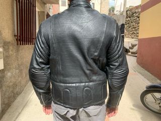 Cazadora de cuero negra