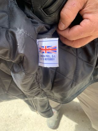 Cazadora de cuero negra