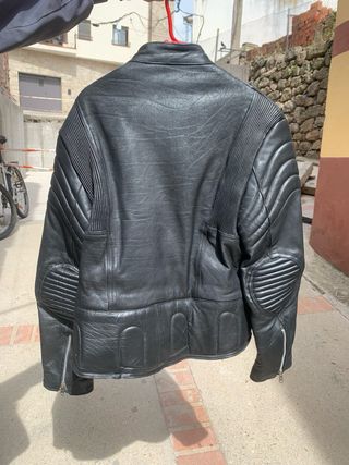 Cazadora de cuero negra