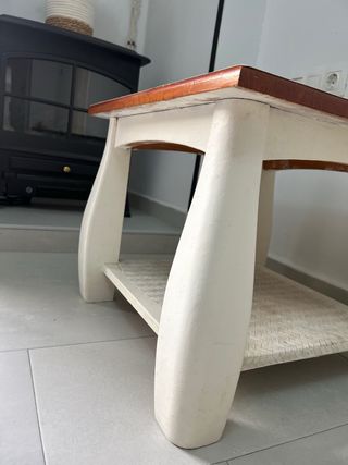 Mesa auxiliar de madera.