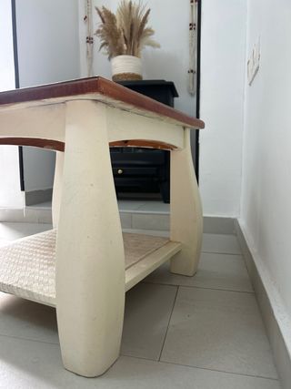Mesa auxiliar de madera.