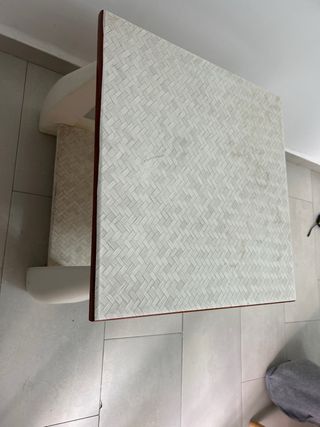 Mesa auxiliar de madera.