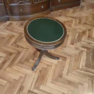 Mesa auxiliar redonda de madera y cuero