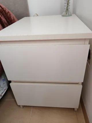 Mesita de noche blanca