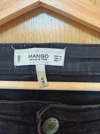 Pantalón vaquero negro roto Mango Talla 40