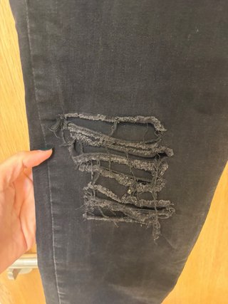 Pantalón vaquero negro roto Mango Talla 40