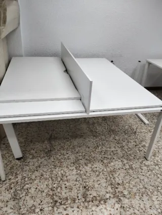 Mesa de oficina blanca
