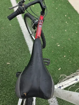 Bicicleta Roja y Blanca Rota