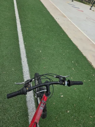 Bicicleta Roja y Blanca Rota