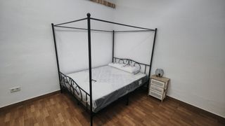 Cama de matrimonio de metal negra