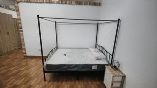 Cama de matrimonio de metal negra