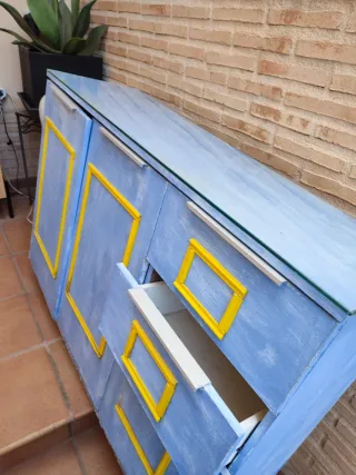 Mueble azul y amarillo con detalles
