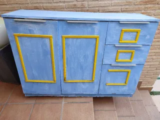Mueble azul y amarillo con detalles