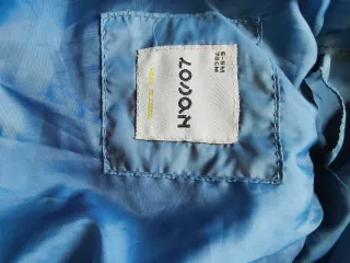 Chaqueta azul para bebé con capucha