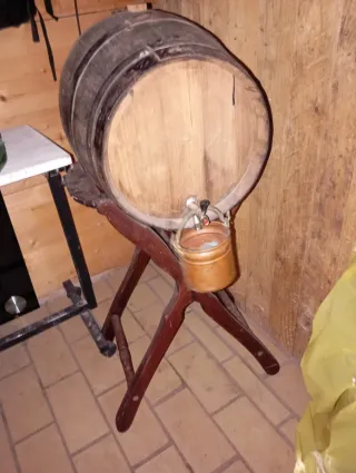 Barril de madera con soporte