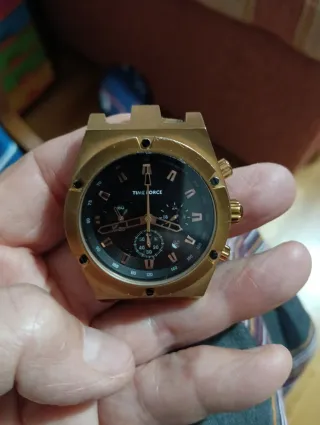 Venta en persona reloj Time Force Dorado y Negro