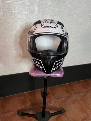 Casco de moto blanco y negro