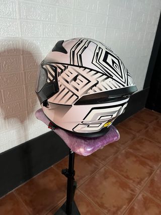 Casco de moto blanco y negro