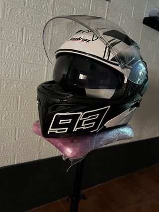 Casco de moto blanco y negro