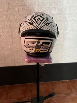 Casco de moto blanco y negro