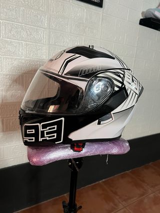 Casco de moto blanco y negro