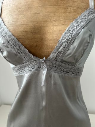 Camisola gris de seda con encaje
