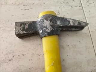 Cinturón y martillo encofrador