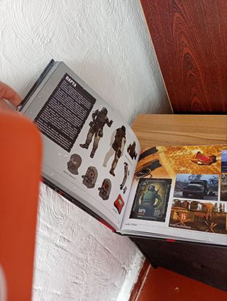 STALKER 2 Almanacco e Carte  Libro + 10 Carte