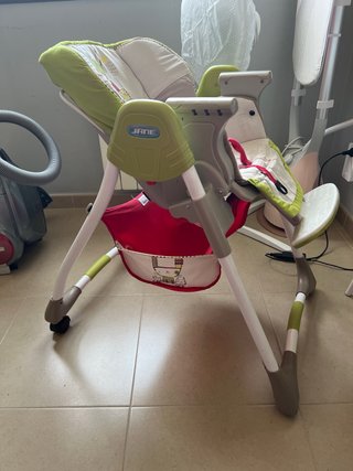 Trona de bebé con estampado de conejos. Marca Jane