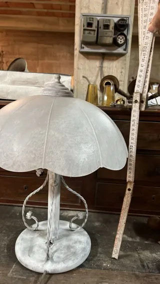 Lampada da tavolo in ferro e vetro satinato