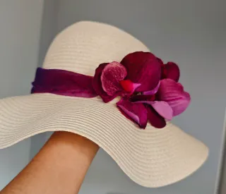 Sombrero de paja beige con flores moradas