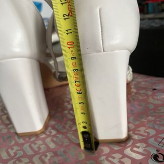 Sandalias blancas con tiras plateadas