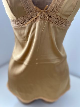 Camisola de seda color oro