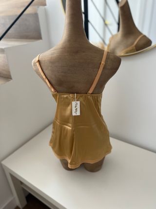 Camisola de seda color oro