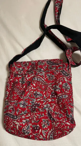 Due borse nere con stampa e ricamo dorato