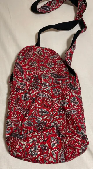 Due borse nere con stampa e ricamo dorato