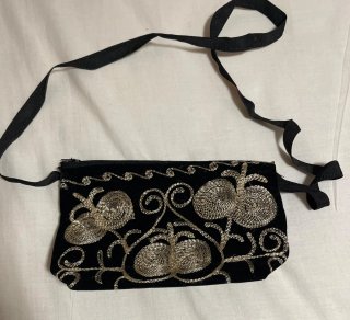 Due borse nere con stampa e ricamo dorato